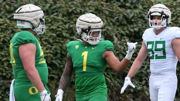 Oregon LB Noah Sewell practicing